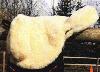 Lammeskindssadel, Liberty, engelsk model m/medicinsk lam p� begge sider, natur/sort, st�rrelse pony/cob. Gjord medf�lger ikke. Bem�rk - er med l�derstropper.